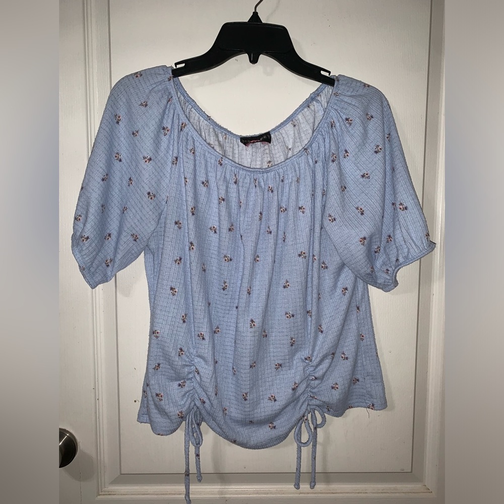 Discreet brand blouse, size medium